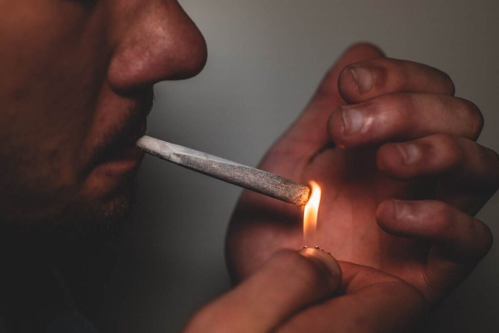 hombre fumando un porro