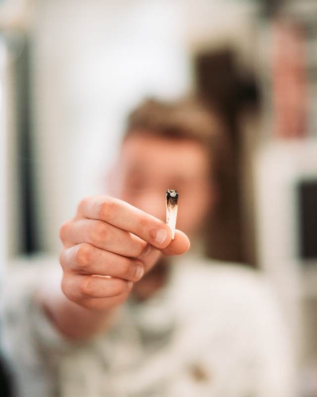 persona ofrece un porro 1