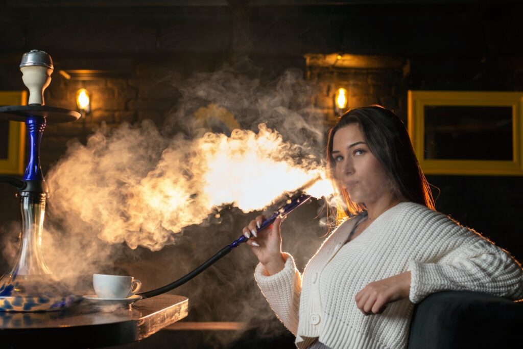 mujer fumando shisha